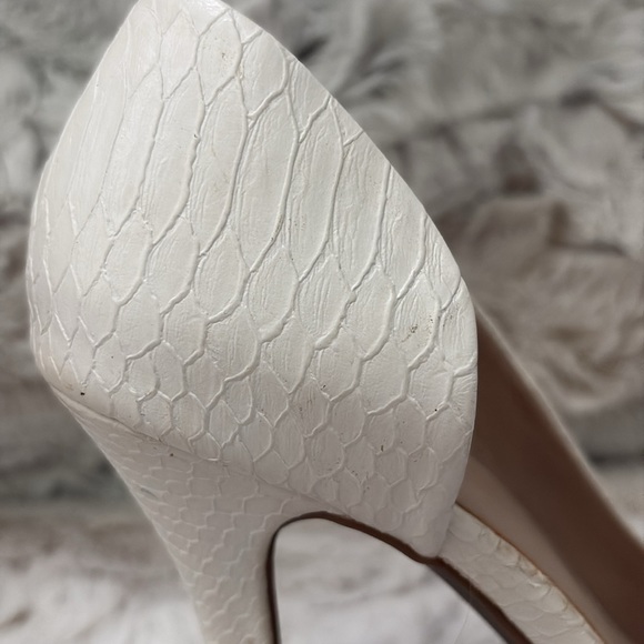 Juicy Couture White Stiletto Heel (SINGLE SHOE) with Ornate Pattern. Size 8 - Picture 4 of 10